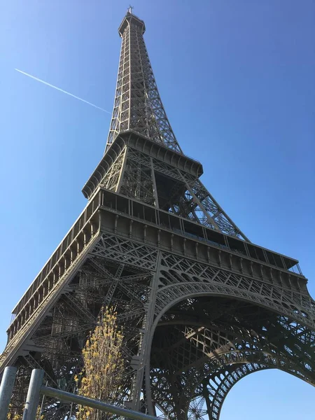 Вид Ейфелеву Вежу Парижі — стокове фото