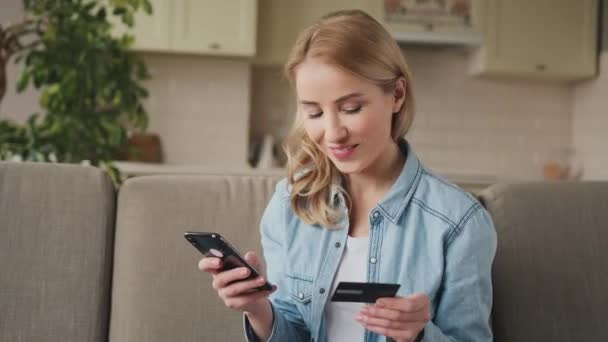 Γυναίκα Κάνει Online Αγορές Smartphone Τραπεζική Κάρτα Στο — Αρχείο Βίντεο