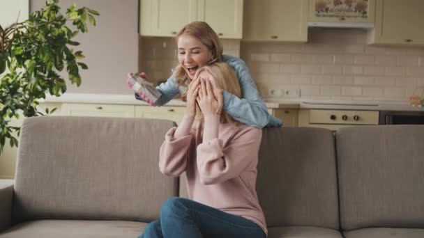 Jovem Atraente Dando Sua Caixa Presente Mãe Casa — Vídeo de Stock