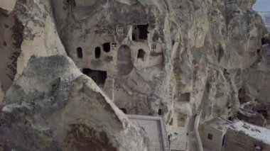 Mağara oteli Türkiye 'nin Cappadocia şehrinde kaya oluşumunda inşa edildi. Ulusal Park Goreme 'de volkanik kaya oluşumunda inşa edilen mağara oteli.