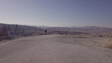 Yalnız gezgin Cappadocia, Orta Anadolu, Türkiye'nin arıyorum
