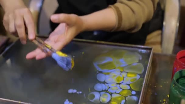 手绘油漆在水面上 土耳其国家水绘图技术 — 图库视频影像