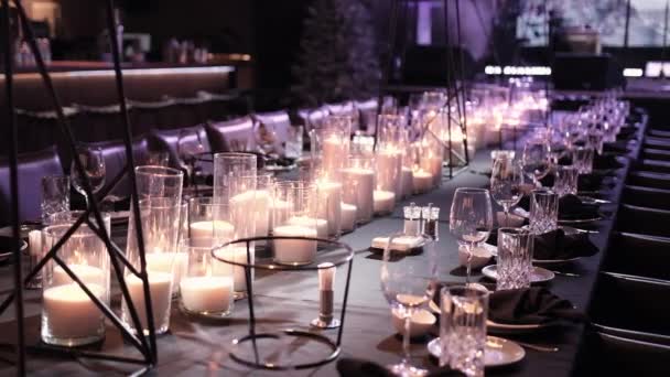 Ensemble Table Élégant Avec Verres Bougies Allumées — Video