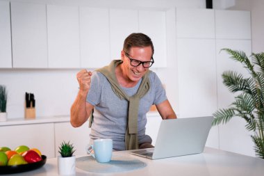 Mutlu heyecanlı yaşlı adam kazanan dizüstü bakarak iyi haber okuyarak heyecanlı, overjoyed kıdemli olgun dedesi oyun online hedef teklif bahis kazanmak büyük sonuç zafer konsepti izlerken
