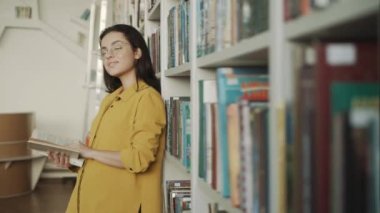 insanlar, bilgi, eğitim ve okul kavramı - mutlu öğrenci kız ya da genç kadınla kitaplığında yaptırın