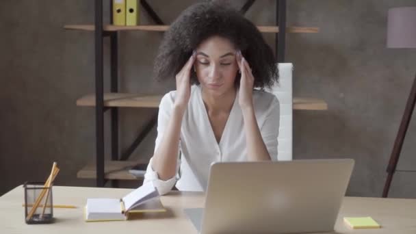 Unavený Stres Smíšené Rasy Žena Sedí Stolu Blízkosti Notebooku Dotek — Stock video