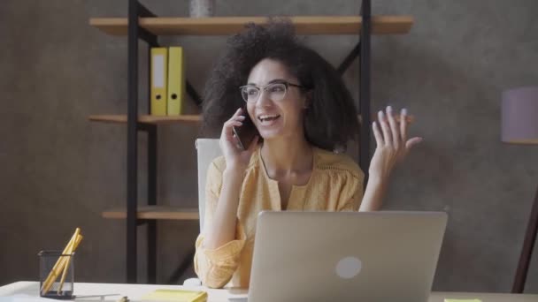 Усміхнена Американка Афроамериканка Яка Телефонує Працює Черзі Ноутбуком Який Сидить — стокове відео
