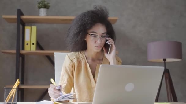 Africano Americana Enfocada Millennial Mujer Gafas Hablar Celular Trabajo Consultoría — Vídeos de Stock