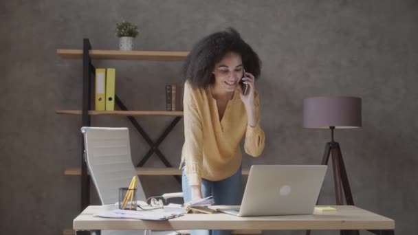 Joven Afroamericana Sonriente Que Llama Por Teléfono Trabaja Línea Con — Vídeos de Stock