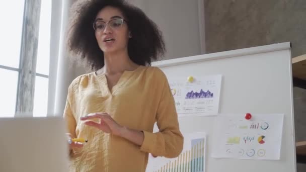 Африканская Американка Проводит Конференцию Документами Отчетами Видеосвязи Домашнего Офиса Отображение — стоковое видео