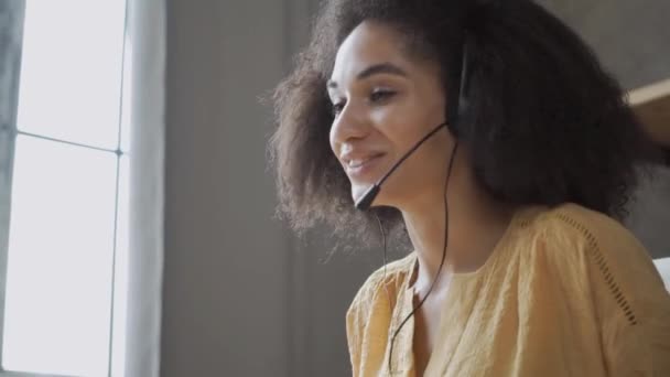 Mujer Con Auriculares Usando Ordenador Portátil Hablando Operador Servicio Atención — Vídeos de Stock