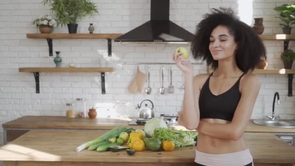 Senhora Multirracial Sportswear Com Maçã Suas Mãos Promover Alimentação Saudável — Vídeo de Stock