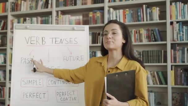 Młoda Nauczycielka Języka Angielskiego Stoi Przed Tablicą Uczy Się Klasie — Wideo stockowe