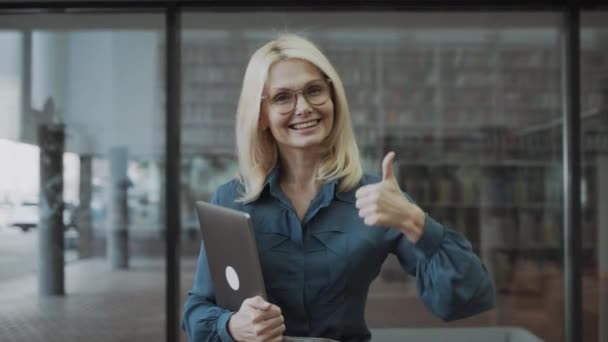Wanita Bisnis Dengan Menampilkan Jempol Dengan Laptop Tangan Kantor — Stok Video