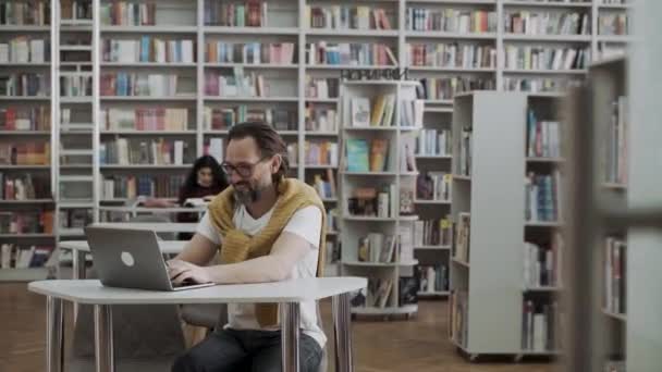 Volwassen Man Werkt Studeert Met Laptop Bibliotheek — Stockvideo