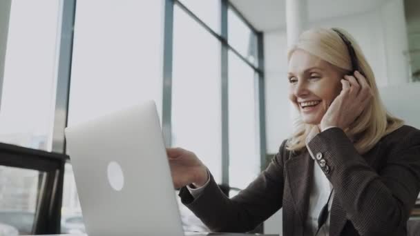 Mujer Gerente Negocios Mediana Edad Con Audífonos Oficina Asesora Cliente — Vídeos de Stock