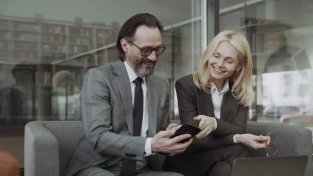 Alegres Compañeros Negocios Mediana Edad Utilizando Teléfono Inteligente Juntos — Vídeos de Stock