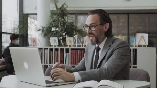 Aufgeregt Sitzt Ein Geschäftsmann Mittleren Alters Schreibtisch Überglücklich Über Die — Stockvideo