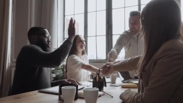 Spojovací Tým Spolupráce Jednota Brainstorming Pracovníci Spojující Ruce Sebe Navzájem — Stock video