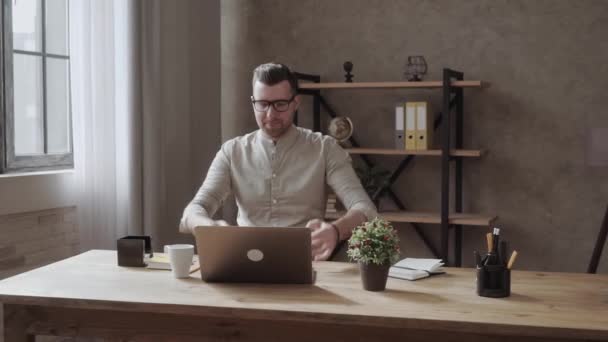 Счастливый Взволнованный Успешный Бизнесмен Торжествует Офисе Сидя Столом Ноутбуком — стоковое видео