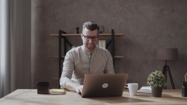 Pozytywny Mężczyzna Okularach Ubrany Swobodnie Mający Wideo Połączenie Przez Laptopa — Wideo stockowe