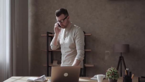 Hombre Negocios Guapo Elegante Casual Gafas Que Hablan Por Teléfono — Vídeos de Stock