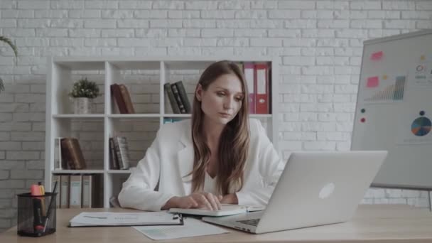 Portret Zmęczonej Kobiety Biznesu Laptopem Flipchartem Statystykami Tle — Wideo stockowe