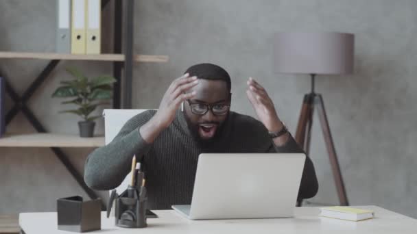 Счастливый Успешный Афроамериканец Современном Офисе Восторге Успеха Держась Голову — стоковое видео