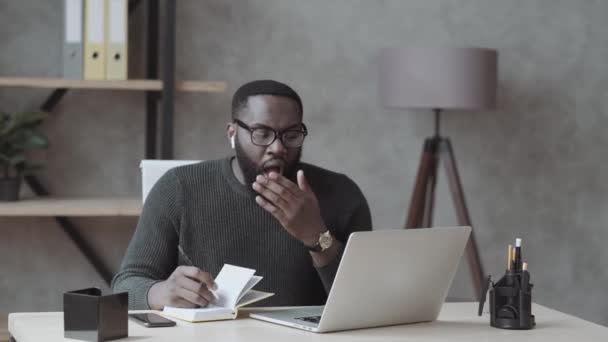 Unavený Africký Americký Student Sedět Stolem Povzdech Zívání Pocit Stresu — Stock video