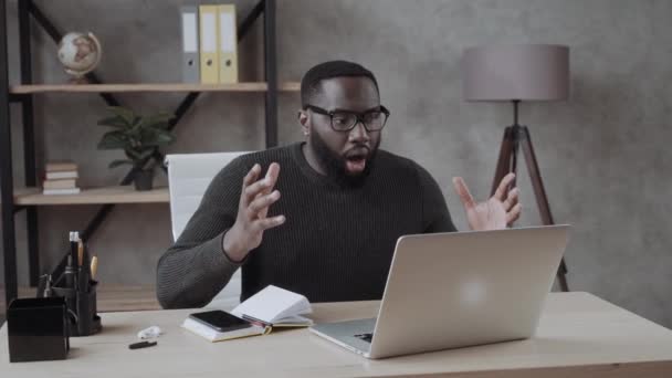 Schockierter Millennial Afrikaner Mit Brille Der Auf Den Laptop Blickt — Stockvideo