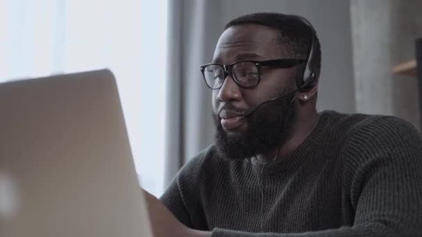 Bărbat Afro American Agent Call Center Căști Consultați Clientul Afaceri — Videoclip de stoc