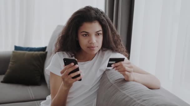 Kreditkort Smartphone Kvindelige Hænder Glædelig Afrikansk Amerikansk Ung Kvinde Ser – Stock-video