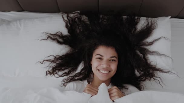 Доброе Утро Радостная Африканская Американка Вьющимися Волосами Лежит Кровати Смотрит — стоковое видео