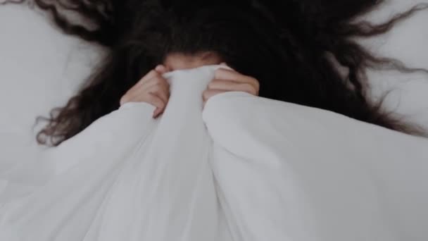 Velmi Vyděšený Černošky Dívka Zakrývá Její Tvář Dekou — Stock video