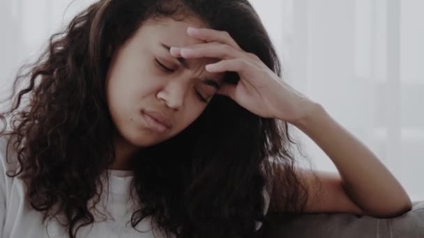 표정을 아프리카 의젊은 여성이 있으면 편두통 줄어든다 — 비디오