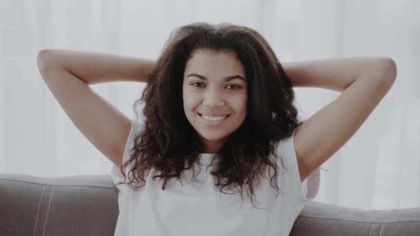 Glückliche Afrikanisch Amerikanische Millennials Sitzen Und Ruhen Auf Dem Sofa — Stockvideo