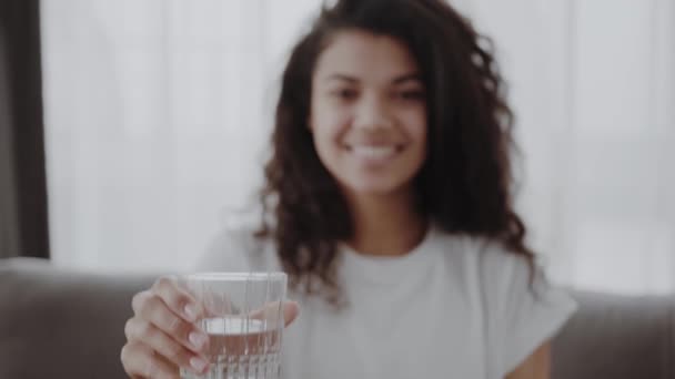 Leende Afroamerikansk Kvinna Som Erbjuder Ett Glas Färskt Rent Mineralvatten — Stockvideo