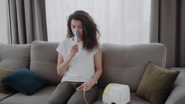 Young African American Woman Putting Oxygen Mask Having Asthma Unhealthy — Stock Video