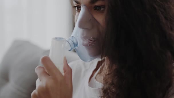Close African Muda American Wanita Mengenakan Masker Oksigen Memiliki Asma — Stok Video