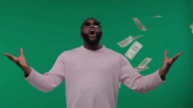 Mutlu Afrikalı Amerikalı adam para saçıyor, para harcıyor, Yeşil Ekran, Chroma Key 'de