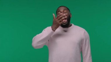 Uykulu adam, sıkılmış genç adam, eli ağızda esneyen yorgun öğrenci. İnsan duyguları, yüz ifadeleri, duygular, Yeşil Ekran 'da, Krom Anahtar.