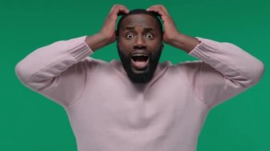 Kafasını Yeşil Ekran 'da, Kroma Anahtarı' nda tutan ağzı açık afro-amerikan adam şok oldu.
