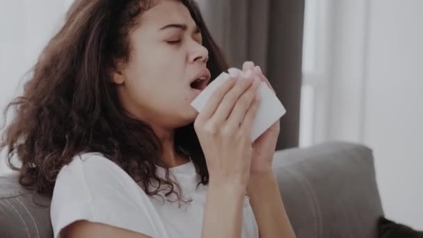 Afroamerikanerin Erkrankt Erkältet Hat Grippe Das Mädchen Sitzt Hause Auf — Stockvideo