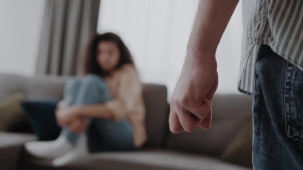 男子们手拉手 准备殴打坐在地上保护自己的女人 家庭暴力侵害配偶罪的概念 — 图库视频影像