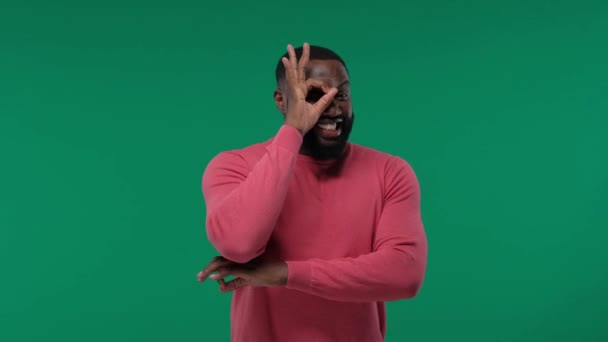 Hombre Afroamericano Pie Sobre Aislado Pantalla Verde Chroma Key Cara — Vídeos de Stock