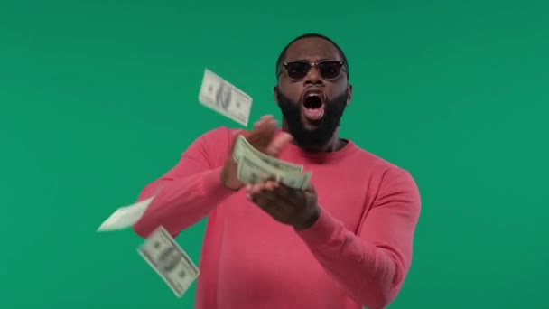Homem Afro Americano Feliz Jogando Notas Dólares Desperdiçando Dinheiro Tela — Vídeo de Stock