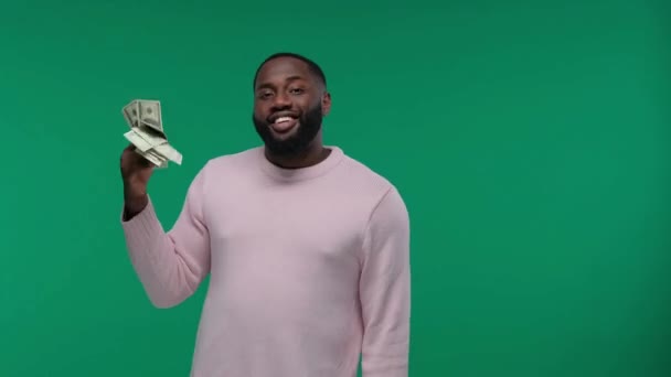 Spokojen Bohatý Vtipný Afroameričan Ukazující Peníze Usmívající Potěšen Show Stojící — Stock video
