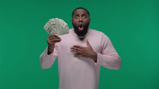 Nadšený Afro Guy Drží Peníze Překvapené Radostné Zelené Obrazovce Chroma — Stock video