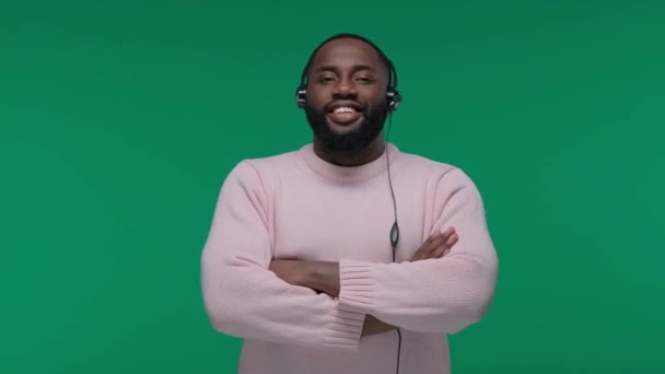 Usmívající Africká Americká Zákaznická Podpora Muž Nosí Sluchátka Izolované Zelené — Stock video