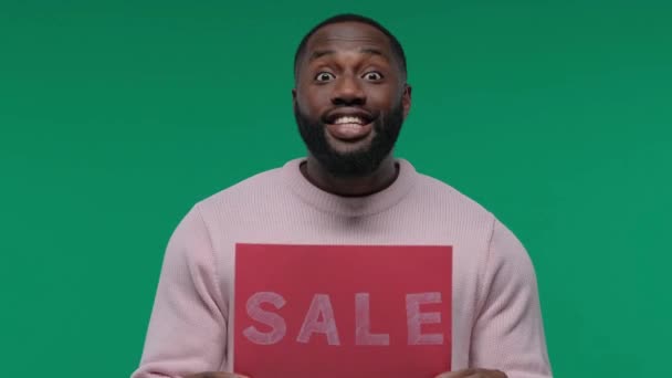 Úžasný Mladý Africký Američan Chlap Hold Prapor Názvem Prodej Zelené — Stock video